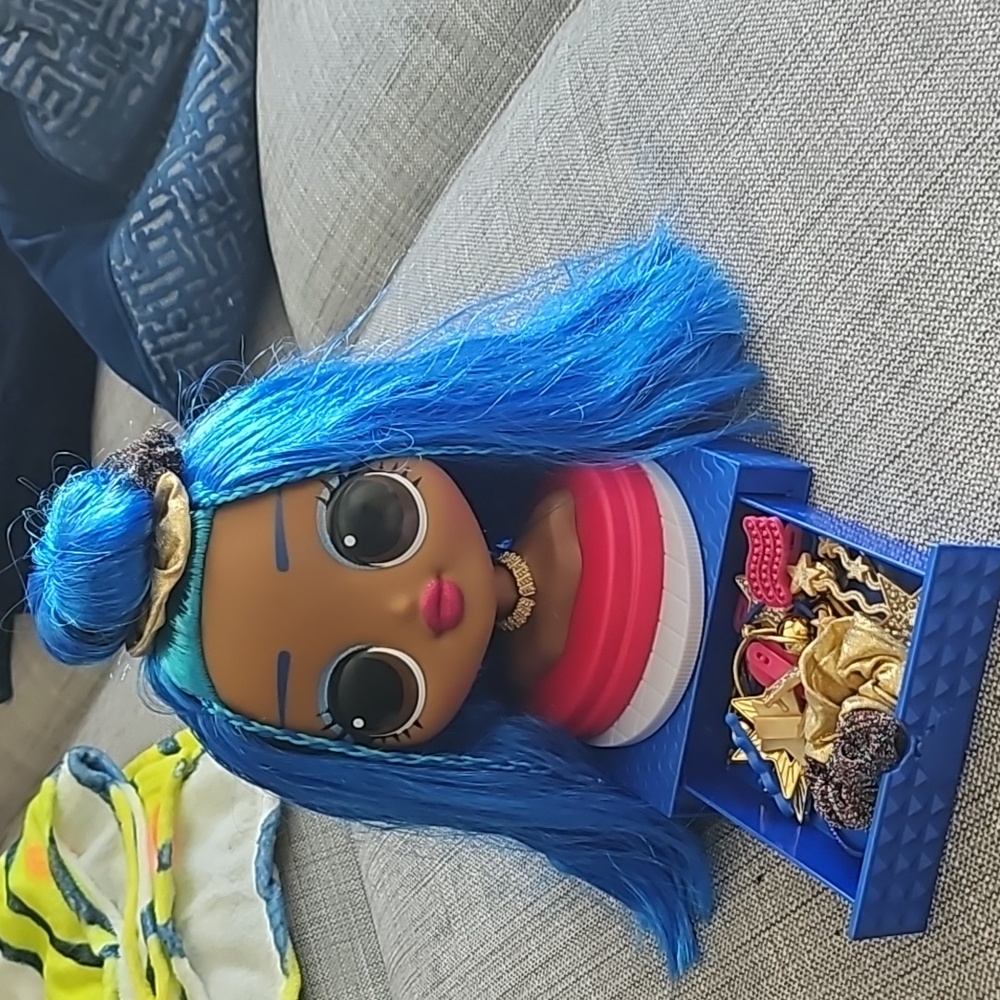 LOL dress up hair head comes with hair accessories